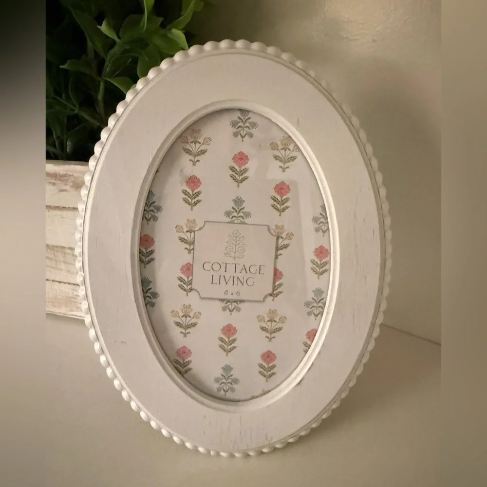 Cottage Living by Sheffield Home Oval White Photo Frame for a 4” x 6” Picture